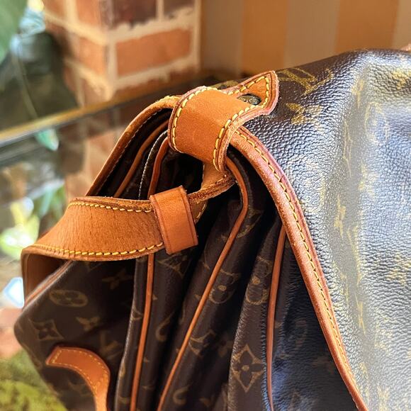 LOUIS VUITTON Saumur 35 Monogram Canvas Vintage Crossbody Bag - Picture 12 of 16